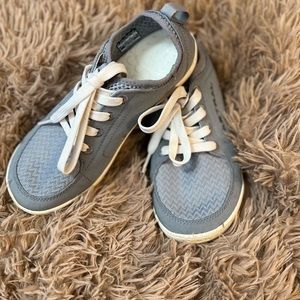 Astral kids water shoes sz 4